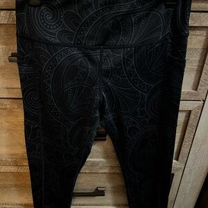 CVG women’s medium capri leggings